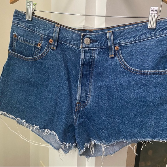 LEVI’S Blue Medium Wash Mid-rise Cutoff Denim Shorts - Picture 3 of 9